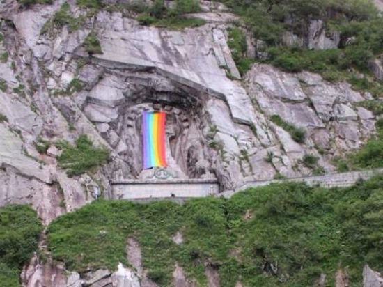 Альпинисты-гомосексуалисты в Швейцарии закрыли памятник Суворову радужным флагом Альпинисты-гомосексуалисты в Швейцарии закрыли памятник Суворову радужным флагом