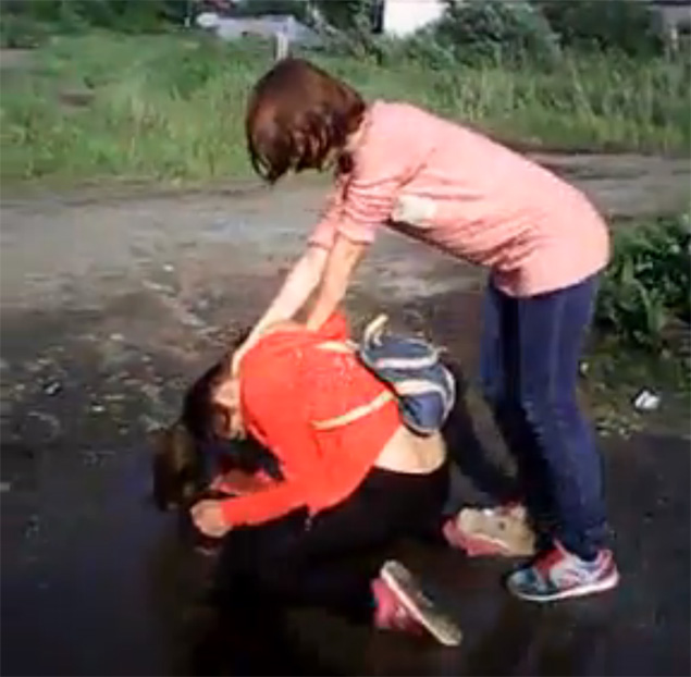 В Челябинской области школьницы заставили сверстницу пить из лужи и снимали это на видео