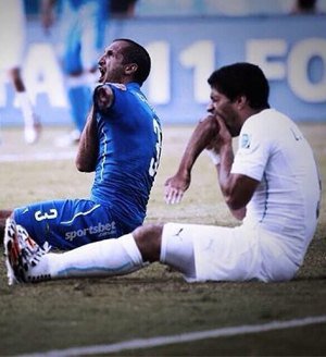 "Барселона" намерена отучить Суареса кусаться