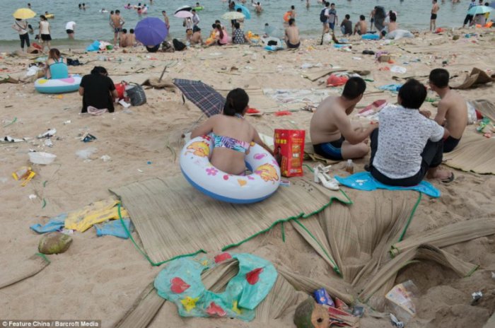 Китайский пляж превратился в свалку после праздника лодок-драконов