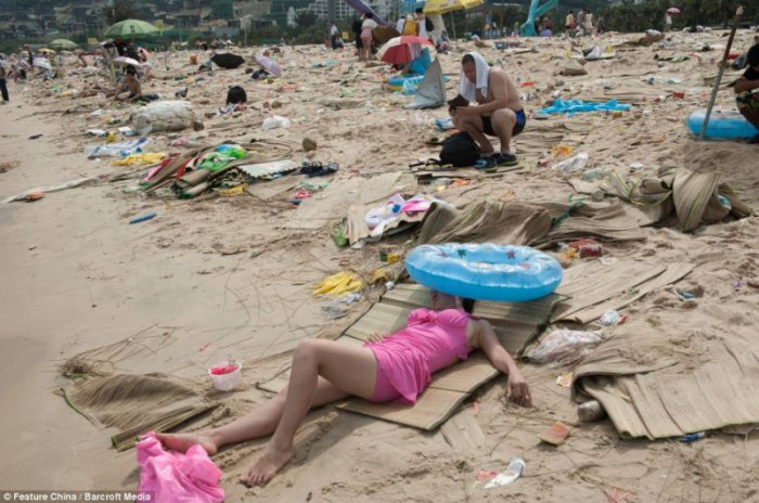 Китайский пляж превратился в свалку после праздника лодок-драконов