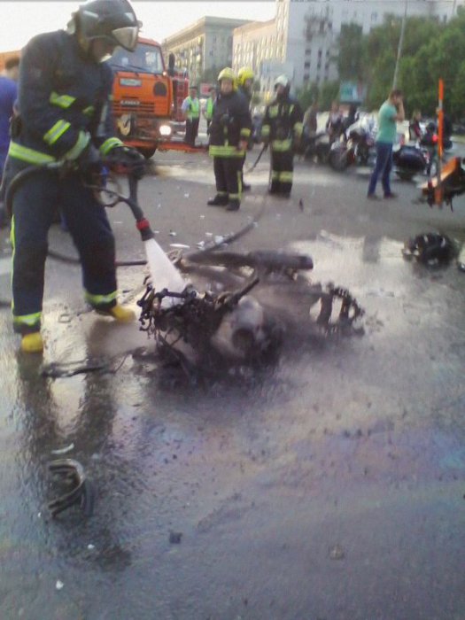 Купил мотик и на 200км/ч в поливайку...