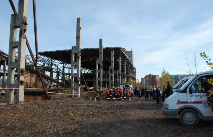 В Красноярске обрушилось здание цеха химкомбината "Енисей", есть жертвы