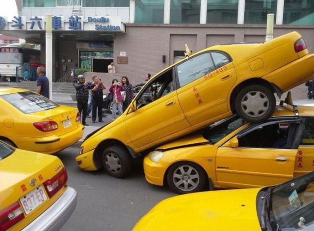 Странные аварии (25 фото)