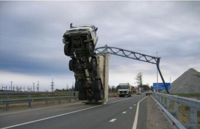 Странные аварии (25 фото)