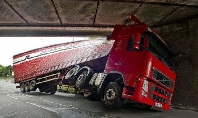 Странные аварии (25 фото)