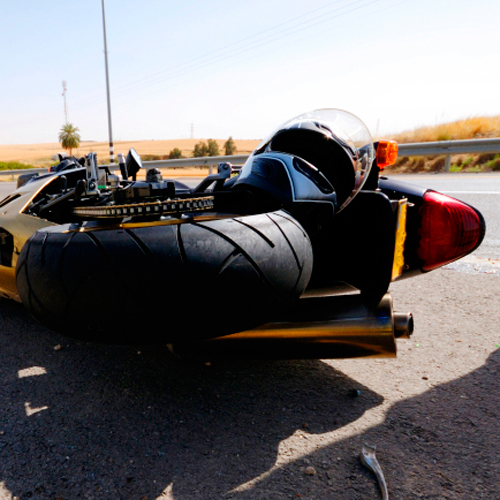 Мотоциклиста облили на Купала и он разбился с пассажиркой о Ford