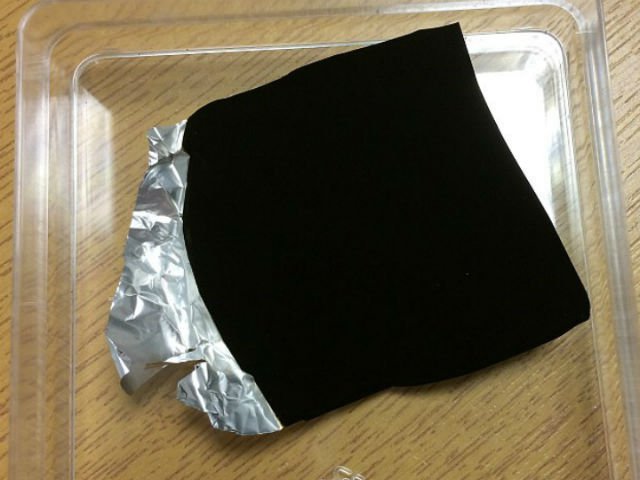 Самый черный в мире материал оказался рукотворным аналогом черной дыры