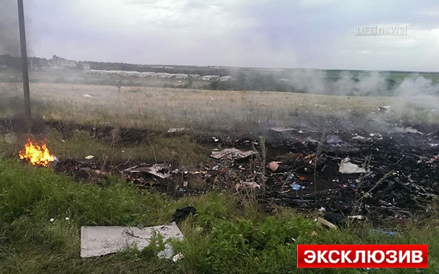 На территории Украины, рядом с российской границей, упал малайзийский Boeing 777