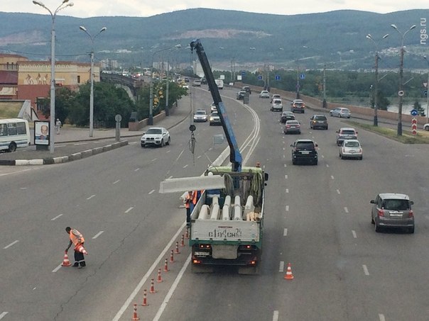У въезда на Коммунальный мост выросла бетонная стена