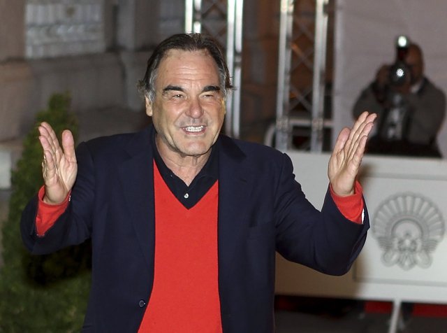 Оливер Стоун призвал не верить сообщениям американских СМИ, обвиняющих Россию в крушении малазийского "Боинга" Оливер Стоун призвал не верить сообщениям американских СМИ, обвиняющих Россию в крушении малазийского "Боинга"