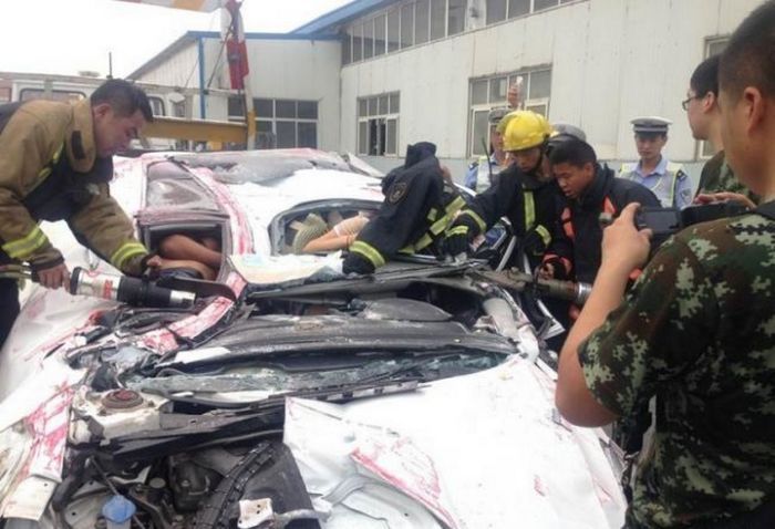 Машину раздавило контейнером