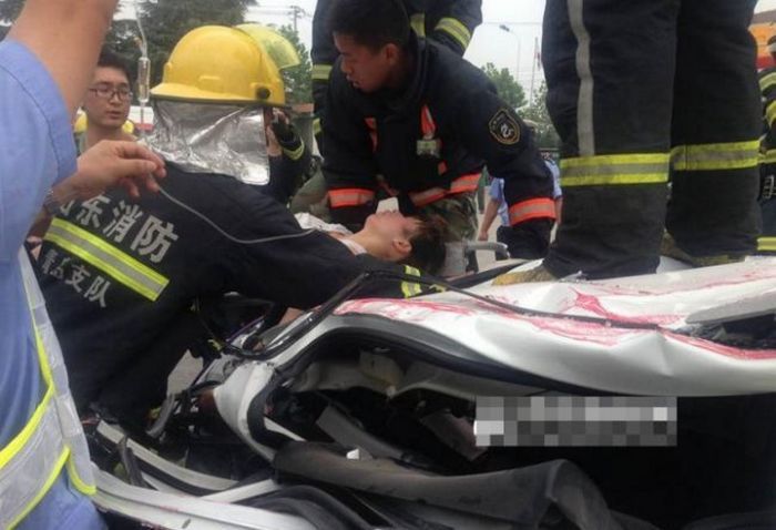 Машину раздавило контейнером