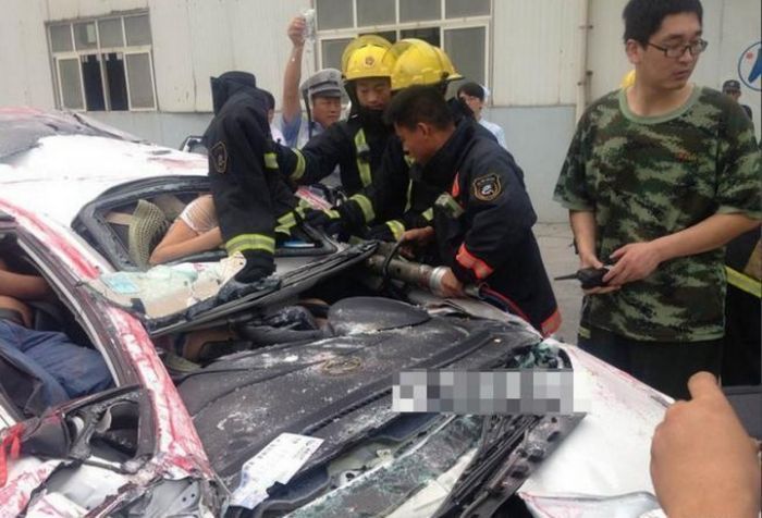 Машину раздавило контейнером