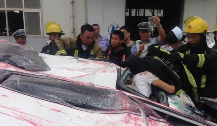 Машину раздавило контейнером