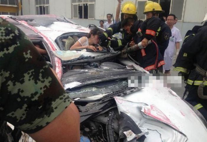 Машину раздавило контейнером