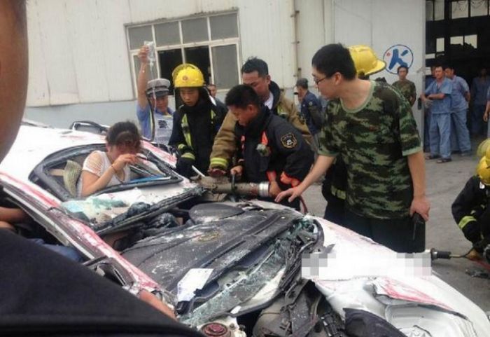 Машину раздавило контейнером