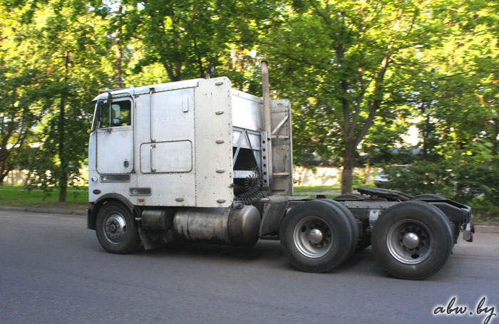 Крепкий американский тягач по цене нового "бюджетника". Мнение владельца Peterbilt 362