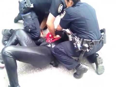 Около 50 полицейских задерживало Человека-Паука