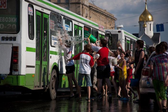 Красноярские полицейские советуют в день Ивана Купала не обливать всех подряд