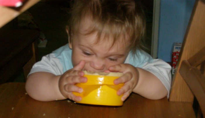 Борька ест сыр