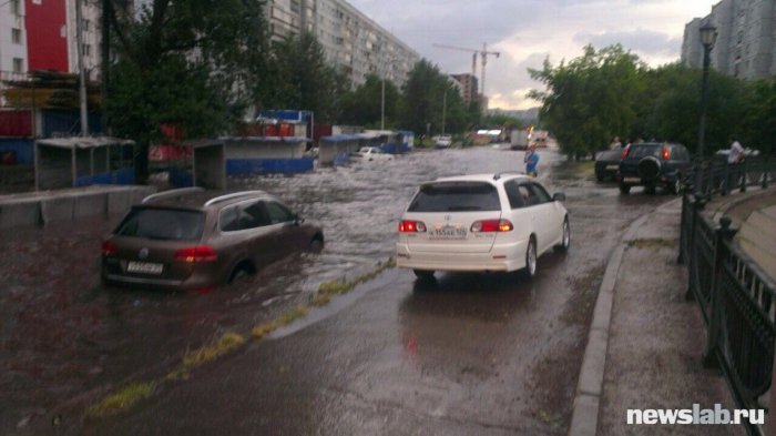 Ливень в Красноярске затопил улицы и вывел из строя светофоры
