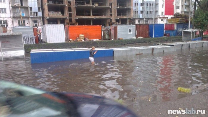 Ливень в Красноярске затопил улицы и вывел из строя светофоры