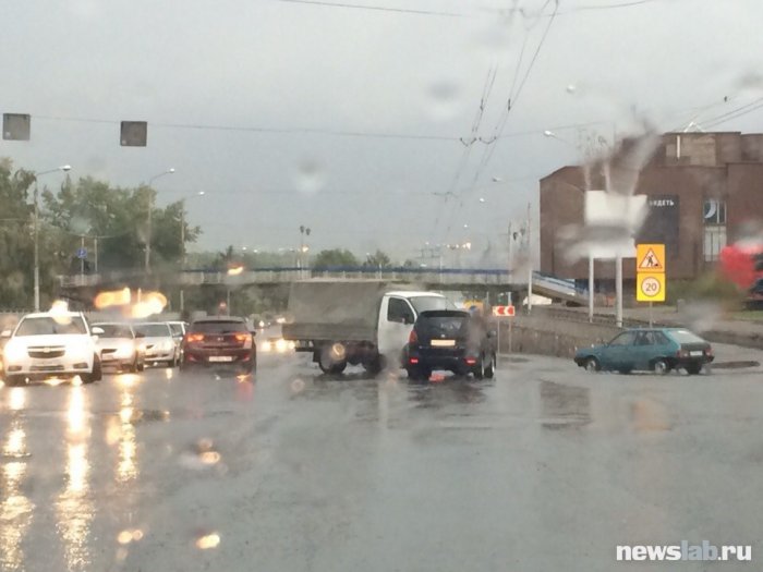 Ливень в Красноярске затопил улицы и вывел из строя светофоры