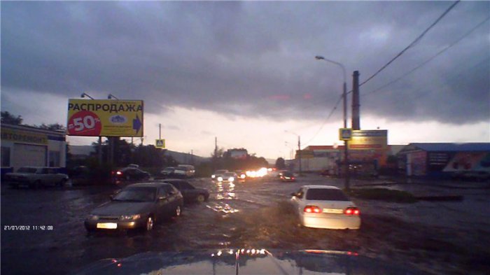 Ливень в Красноярске затопил улицы и вывел из строя светофоры