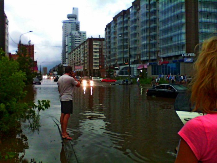 Ливень в Красноярске затопил улицы и вывел из строя светофоры