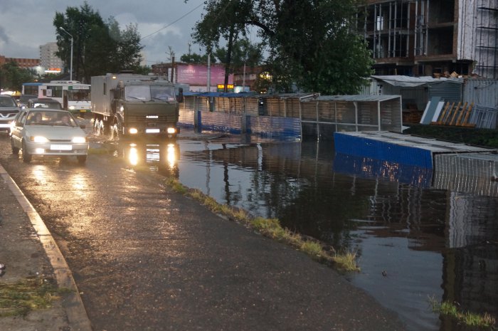 Потоп в Красноярске(перекресток Республики - Обороны)