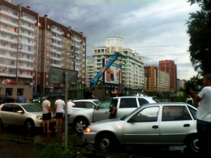 Ливень в Красноярске затопил улицы и вывел из строя светофоры