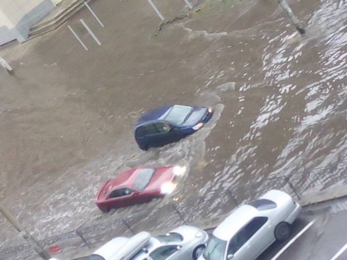 Ливень в Красноярске затопил улицы и вывел из строя светофоры