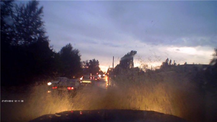 Ливень в Красноярске затопил улицы и вывел из строя светофоры