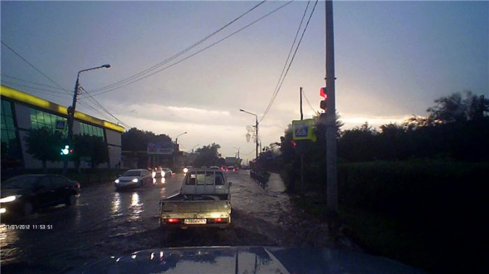 Ливень в Красноярске затопил улицы и вывел из строя светофоры