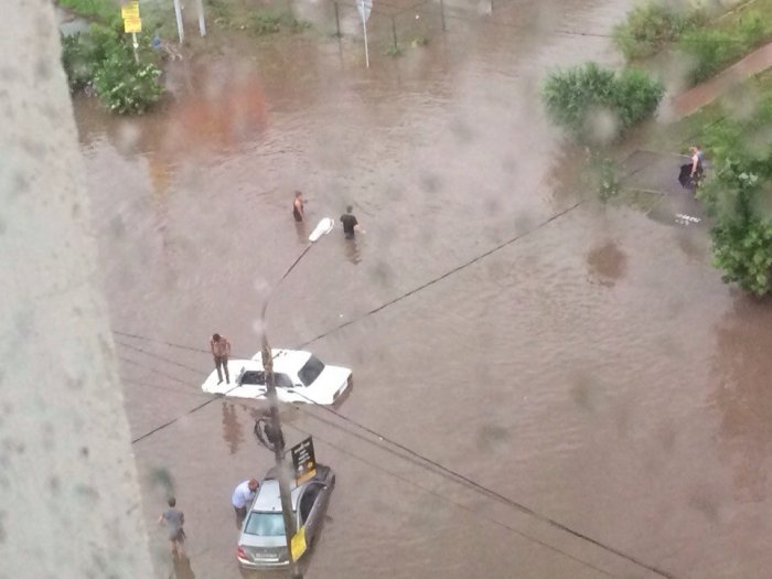 Ливень в Красноярске затопил улицы и вывел из строя светофоры