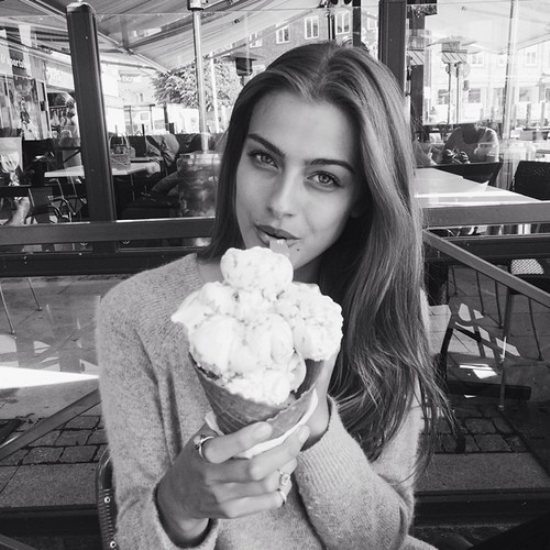 Девушки с мороженым