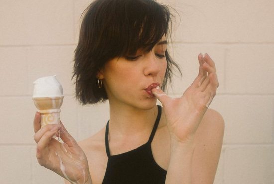 Девушки с мороженым