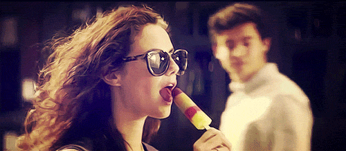 Девушки с мороженым