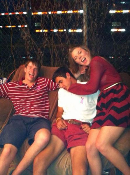 Девки фоткаются с пьяными парнями