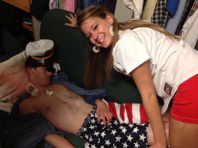 Девки фоткаются с пьяными парнями