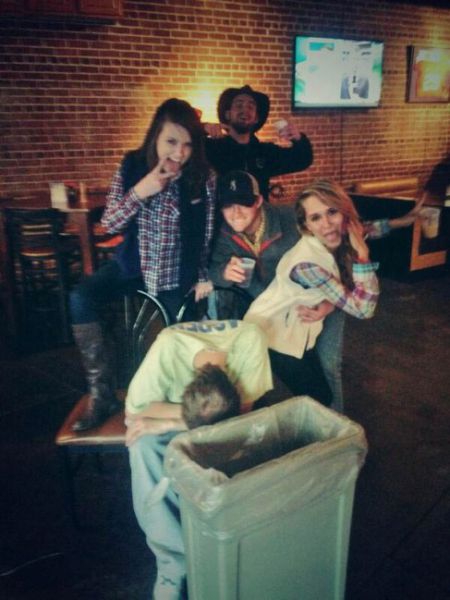 Девки фоткаются с пьяными парнями