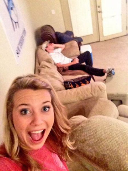 Девки фоткаются с пьяными парнями