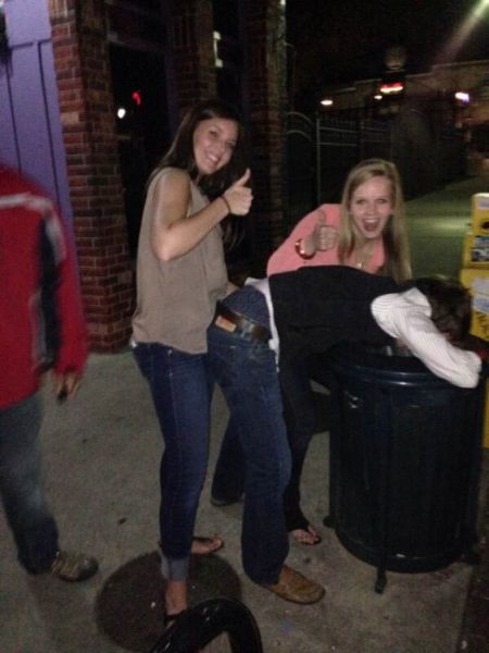 Девки фоткаются с пьяными парнями