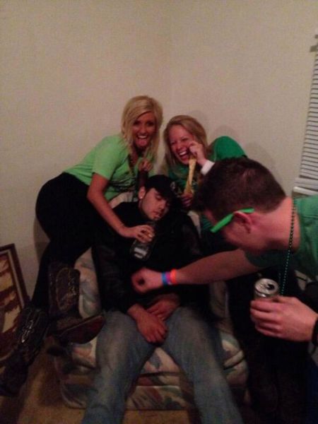 Девки фоткаются с пьяными парнями