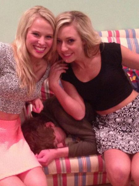 Девки фоткаются с пьяными парнями