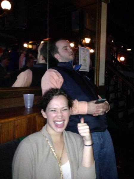 Девки фоткаются с пьяными парнями