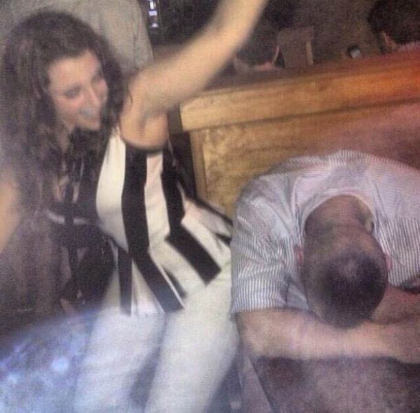 Девки фоткаются с пьяными парнями