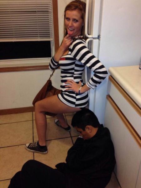 Девки фоткаются с пьяными парнями