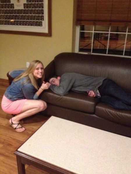 Девки фоткаются с пьяными парнями